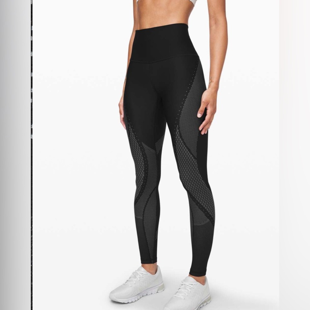 Lululemon Mapped Out High-Rise Legging Tight 28"
Black / Glacier Grey Size 6
